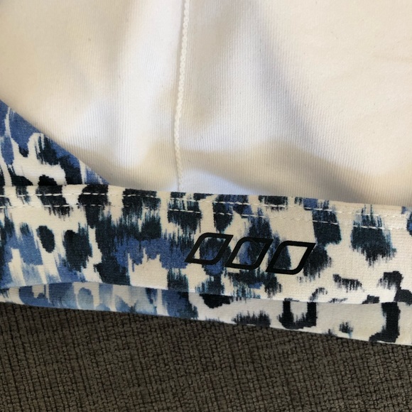 Lorna Jane Sports Bra - M, blue leopard print - Picture 4 of 4